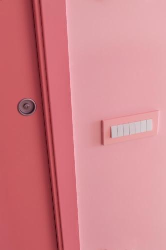 eine rosa Tür mit einem Griff an einer rosa Wand in der Unterkunft THULITE casa vacanze in Gaeta