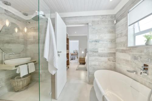 Un baño con inodoro, lavabo y bañera. en Spring Tide on 28 Main Struisbaai, en Struisbaai