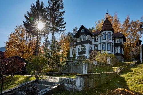 duży czarno-biały dom na wzgórzu w obiekcie Perła Sudetów by Stay inn Hotels w mieście Karpacz