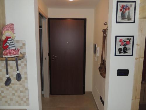 un pasillo con una puerta marrón en una habitación en Casa Vacanze “Playa”, en Trebisacce