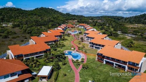 una vista aérea de un complejo con piscina en Flat Condomínio Beira-Mar, en Tamandaré