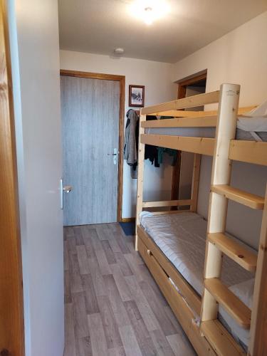 a room with two bunk beds and a door at Le Rhodo in Thollon