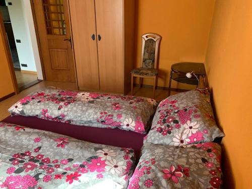 dos camas sentadas una al lado de la otra en una habitación en Naturnahe Wohnung für 1 - 4 Personen, en Brienz