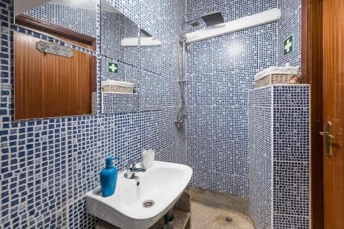 Bilik mandi di Pequena Casa rústica com piscina
