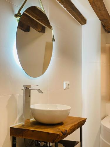 bagno con lavandino bianco e specchio di La Moneda Home Spa a Cuenca