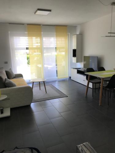 Posezení v ubytování Schöne Neubauwohnung mit Garten