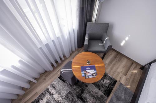 a living room with a table and two chairs at Vila Greta by Hotel Ramonda in Rtanj
