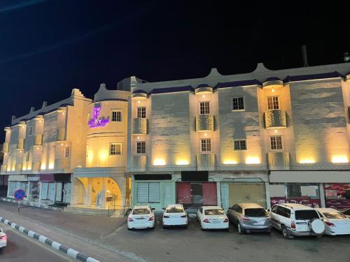 ein großes Gebäude mit davor geparkt in der Unterkunft Fiori Hotels in Ta'if