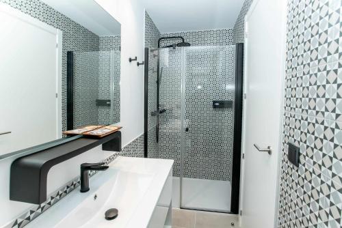 y baño con lavabo y ducha. en Mocho-Rural-Home Villanueva B, en Beceite