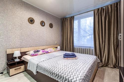 1 dormitorio con cama y ventana en Busines Brusnika Apartment Babushkiskaya 1, en Moscú