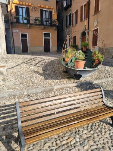 a wooden bench sitting in front of a boat at Domus Alba Lenno in Lenno