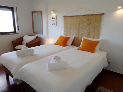 Ein Bett oder Betten in einem Zimmer der Unterkunft Casa do Beliche - frente praia, grande terraço privado