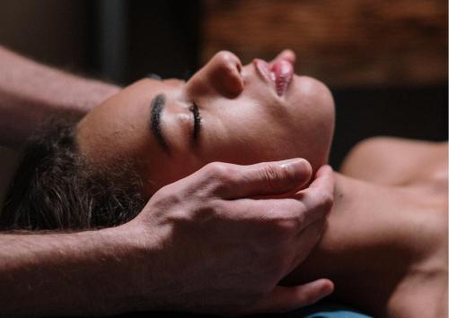 un hombre recibiendo un masaje de un terapeuta en Le Mas des Roches à Velaux, en Velaux