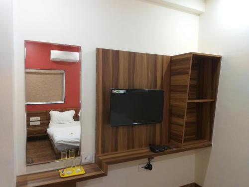 TV a/nebo společenská místnost v ubytování Hotel the grand shiva