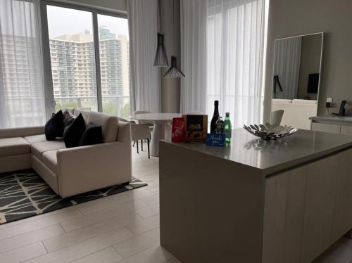 una cucina e un soggiorno con un divano e un tavolo di Espectacular Condo Esquina Beach House Hollywood Apartamento a Hollywood