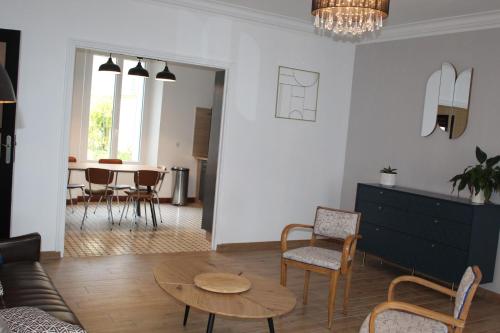 un salon avec un canapé et une table dans l'établissement Maison LC, à Cramant