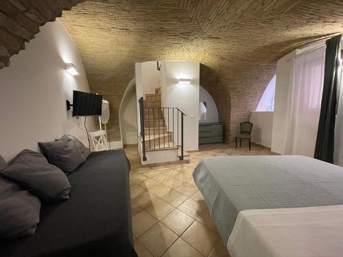 sypialnia z łóżkiem i schody w pokoju w obiekcie B&B Sacca w mieście Lanciano