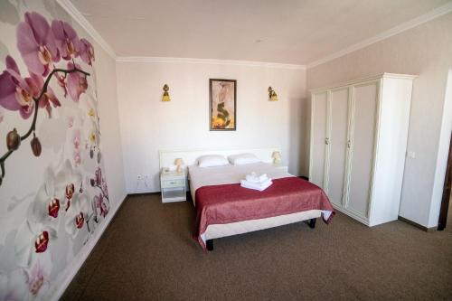 Una cama o camas en una habitación de Hotel Solomiya
