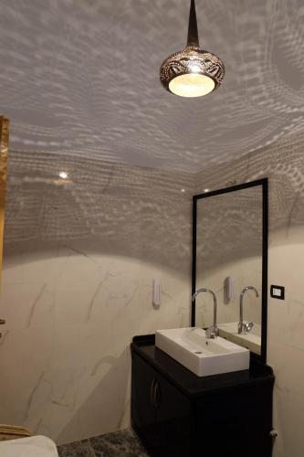 ein Bad mit einem Waschbecken und einem Spiegel in der Unterkunft NEW Luxury Villa, BEST mountain views! near Temples in Luxor