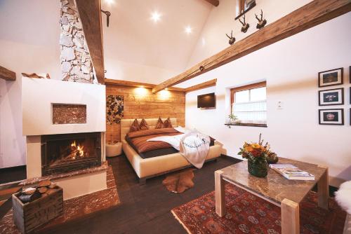 a bedroom with a bed and a fireplace at Chalet Weiberle Hochschwab in Etmissl
