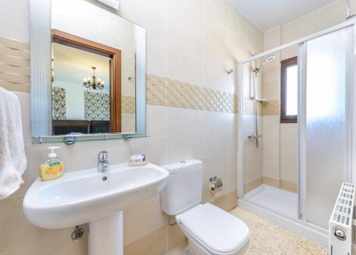 Un baño con lavabo, inodoro y ducha. en Amani Villa, en Protaras