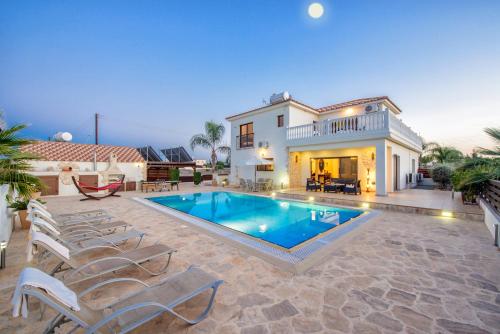 una villa con piscina y una casa en Amani Villa, en Protaras