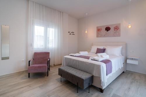 Postel nebo postele na pokoji v ubytování Lux Palace Trikala