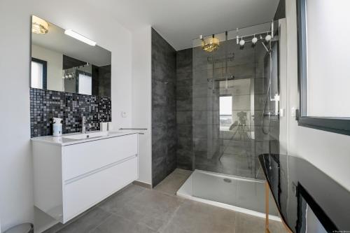 une salle de bain blanche avec une douche et un lavabo dans l'établissement Villa neuve et luxueuse vue mer proche Portovecchio, à Zonza