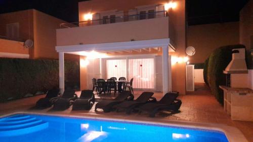 Het zwembad bij of vlak bij Villa Lorena