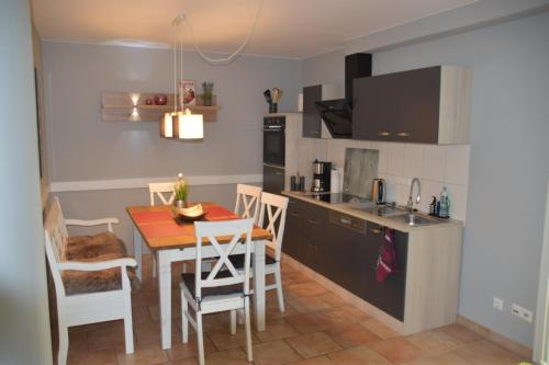a kitchen and dining room with a table and chairs at FeWo-Airport in Blankenfelde