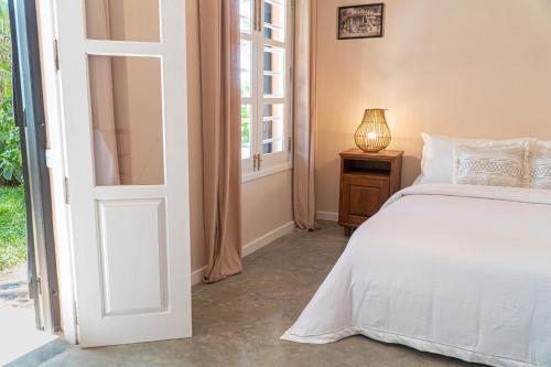Una cama o camas en una habitación de THE SLOW vegan hotel