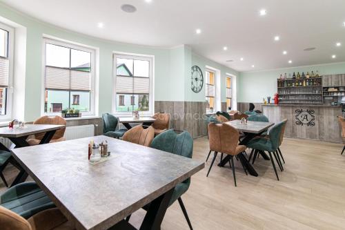 une salle à manger avec des tables et des chaises dans un restaurant dans l'établissement Pension ASTORIA, à Klášterec nad Ohří