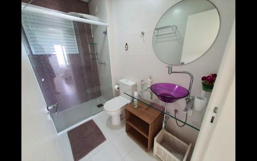 a bathroom with a purple sink and a mirror at Apartamento Cobertura PALMAS DO ARVOREDO para 7 pessoas a 250m do mar com terraço e vista maravilhosa in Governador Celso Ramos