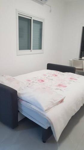 a hospital bed in a room with a window at Appartement cosy entre mer et ville avec parking gratuit a proximite in Netanya