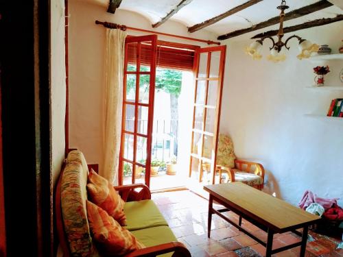 a living room with a couch and a table at Casa de Amparo y José Manuel in Pavías