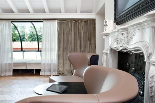 - un salon avec une table et une chaise dans l'établissement Hotel The Corner Roma, à Rome