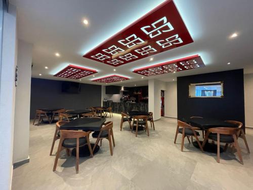 un restaurante con mesas y sillas en una habitación en HOTEL PASSION SECRETS VILLAS AND SUITES en Toluca