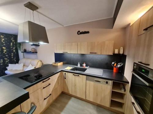 une cuisine avec un évier et un plan de travail dans l'établissement Chez Romain, appartement proche commerces et centre ville, à Verdun-sur-Meuse