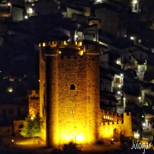 a castle tower at night with lights on it at Casa Rural con Jacuzzi Paraíso del Júcar in Alcalá del Júcar