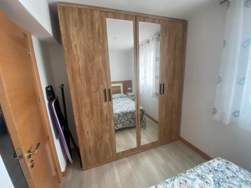 einen Holzschrank in einem Zimmer mit einem Schlafzimmer in der Unterkunft Vivienda San José in Teruel