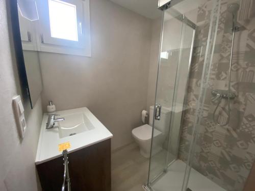 ein Bad mit einer Dusche, einem Waschbecken und einem WC in der Unterkunft Vivienda San José in Teruel