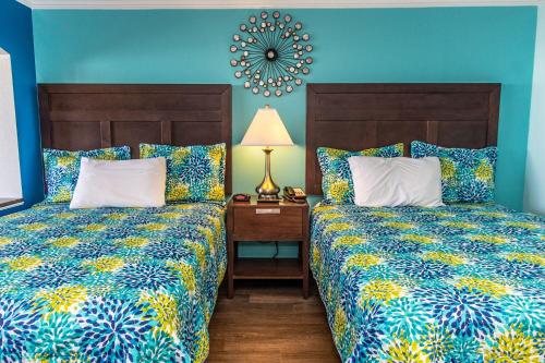 1 dormitorio con 2 camas y mesa con lámpara en Caravelle 506, en Myrtle Beach