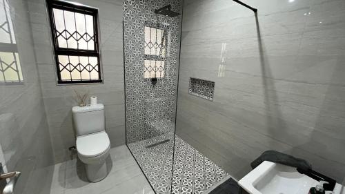 ein Bad mit einem WC, einer Dusche und einem Waschbecken in der Unterkunft MySA in Durban
