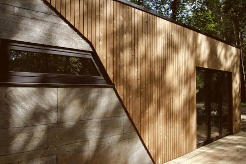 une façade en bois d'un bâtiment avec une fenêtre dans l'établissement Sweet Valley Madeleine, à Zutendaal