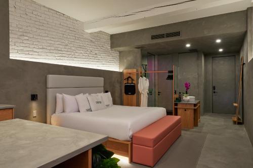 Säng eller sängar i ett rum på David Hotel