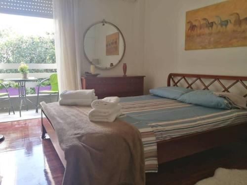 um quarto com uma cama com toalhas em Maria's Cozy apartment in Palaio Faliro em Atenas