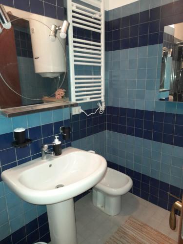 a bathroom with a sink and a toilet at Appartamento luminoso Crema - parcheggio gratis in Crema
