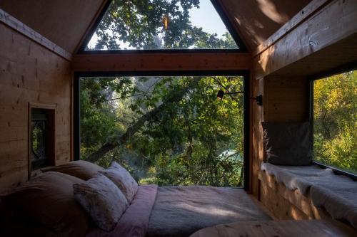 Postel nebo postele na pokoji v ubytování ENJOY COZY Tree House Hills Forest Gardens Beautiful Views Sauna Hotbath