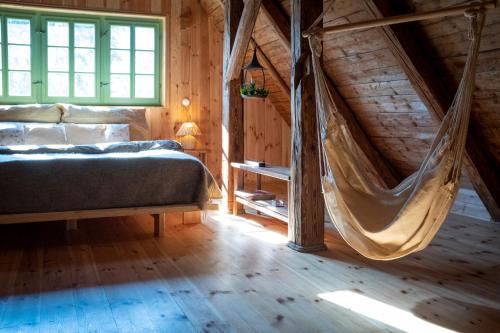 Säng eller sängar i ett rum på ENJOY Cozy HOME Hills & Forest & Views & Gardens & Sauna Whirlpool Bath