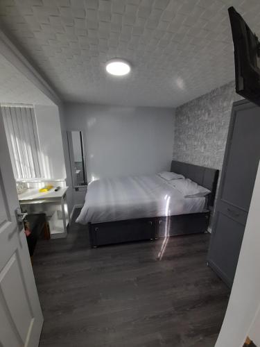 ロングブリッジにあるGlorious BnB Longbridgeのベッドルーム(ベッド1台、シンク付)